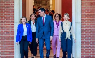 Velvet, mandarin collar, loud ties and PSOE red in 10 looks from the political chronicle of 2023