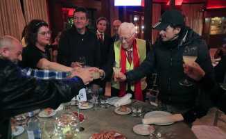 Father Ángel organizes a dinner for a hundred homeless people at the Teatro Real