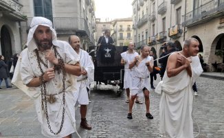 Girona police officers dress up as slaves in protest against the overtime decree