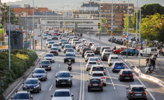 More than 127,000 vehicles have already left Barcelona over the Constitution Bridge