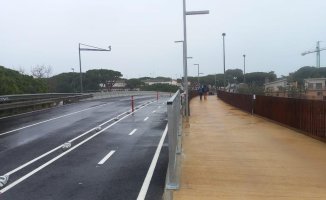 A walkway over the C-31 opens after complaints from the Castelldefels City Council