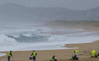 Galicia rectifies and raises the alert to level 2 for the dumping of plastics on the beaches