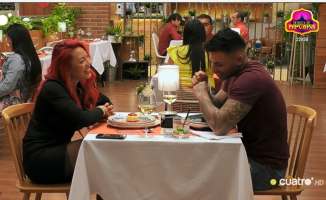 A 'First Dates' single introduces himself to his date on his head: “Are you 'addictive' or passive?”