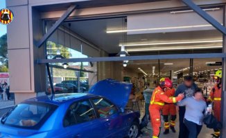 Nine injured when a car crashes into a supermarket in Burjassot, Valencia
