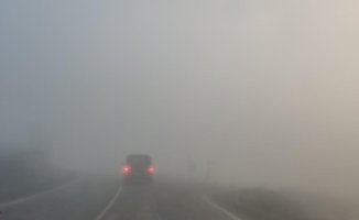 The fog alert in several areas of Spain forces the DGT to issue a warning and remember what you should never do