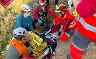 Two young climbers are rescued after suffering a 20-meter fall in Calpe
