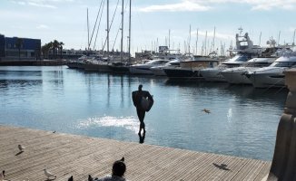 They investigate the discovery of a body in the waters of the port of Alicante
