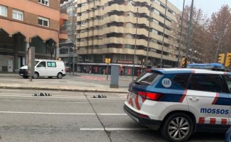 A man takes a child at gunpoint from a supervised center of the Generalitat