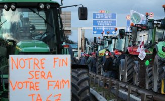 French farmers' protest spreads and threatens Paris