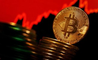 Bitcoin suffers after the approval of ETFs: why has its value fallen?