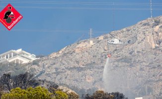 A fire forces the AP-7 to be cut and 30 residents of Altea Hills to evacuate