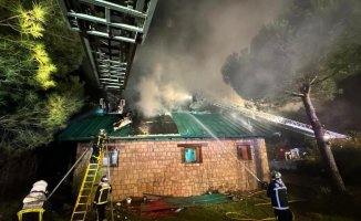 A fire in a chalet in Becerril de la Sierra spreads very quickly, but there are no injuries