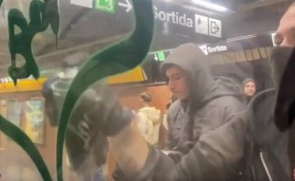 A group of 70 vandals partially disrupt two metro lines in Barcelona