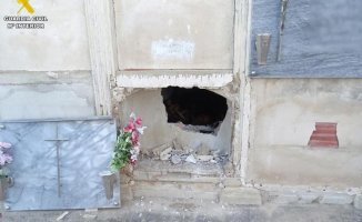 A man desecrated graves in Alicante to steal objects belonging to the deceased