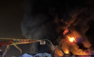 A fire, without injuries, burns two industrial warehouses in the town of Humanes