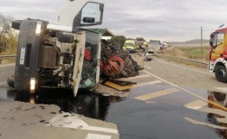One dead and 13 injured when a truck overturned on a workers' bus in Lorca, Murcia