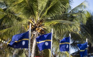 Nauru breaks relations with Taiwan and recognizes the People's Republic of China