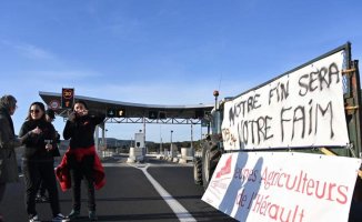 French farmers block main highway north of Paris