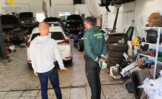 They dismantle an illegal car workshop that exploited undocumented mechanics in Santa Pola