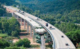 The repair works on the Eix Transversal viaduct cut off to traffic will last 10 months