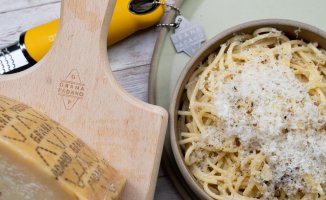 Spaghetti 'cacio e pepe' with Grana Padano, an easy and express pasta recipe