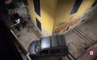 They follow the directions on Google Maps and end up trapped with the car on a pedestrian street with stairs in Palma