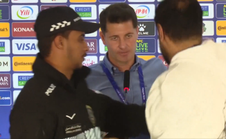 Journalists try to attack coach Jesús Casas after Iraq's goodbye to the Asian Cup