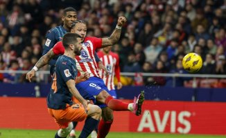 Atlético beats Valencia and equals Barcelona on points