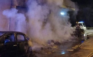 Five cars, three motorcycles and 17 containers burn at dawn in Girona