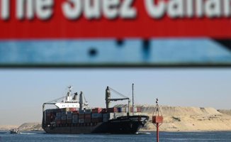 Maritime freight rates rise five times more than costs with the Suez crisis