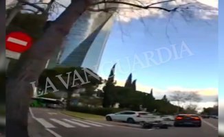The tremendous scare of a motorcyclist who was hit by a VTC on Paseo de la Castellana