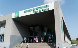 He breaks a window and threatens passengers at the Seville bus station with the pieces
