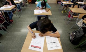 Simó rectifies and maintains the Catalan oral tests, but modifies the correction criteria