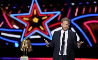 Prince Harry makes a surprise appearance at the NFL Honors after a quick visit to Charles III