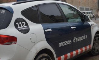 They find the body of a woman with signs of violence in an apartment in Olot