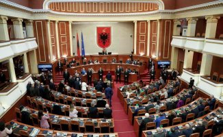 The Albanian Parliament ratifies retaining the migrants sent by Italy