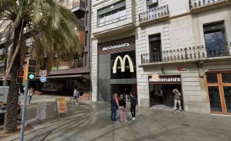 Two injured when a motorcycle crashes into a McDonald's on Diagonal Avenue in Barcelona