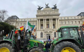 The tractors arrive in Madrid with 200 farmers asking that Planas receive them