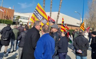 The Archroma staff in El Prat protests against a "drip of layoffs"
