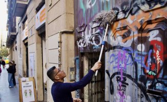 Barcelona starts a battle against the graffiti that further degrades public space
