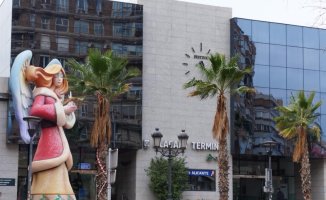 Alicante removes six giant angels a month late because it did not install them on time for Christmas
