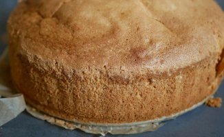 Grandma's trick to make cakes in a mold with greaseproof paper without wrinkles