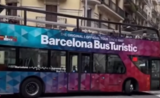 A tourist bus takes the wrong route and gets stuck in the streets of Poble Sec
