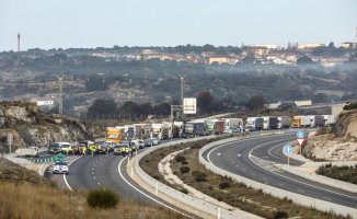 Farmers cut the E-80 and N-620 highway on the border between Spain and Portugal
