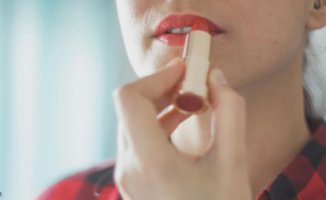 Tips to avoid staining your teeth with lipstick