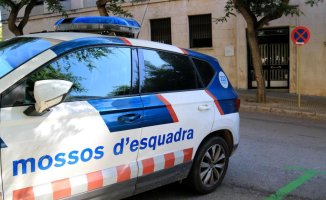 They investigate the violent death of a man in Cambrils, who could have suffered an intentional accident