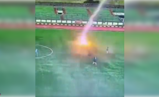 A footballer dies, struck by lightning in the middle of a match in Indonesia