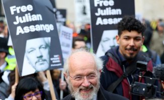Assange's wife equates her case to that of Alexei Navalni
