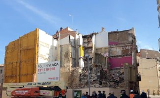 Several residents evacuated after the collapse of a building in the process of demolition in Lleida