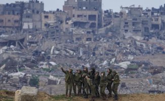 Selfies of Israeli soldiers in front of the ruins of Gaza